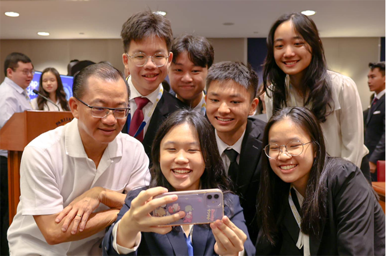 Taking a wefie with participants of the Singapore Model Parliament.